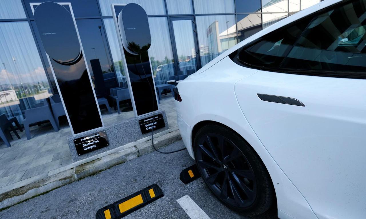 Hotel Hills Sarajevo Congress & Thermal Spa Resort Ilidža Ngoại thất bức ảnh Tesla Model S charging at a Supercharger station