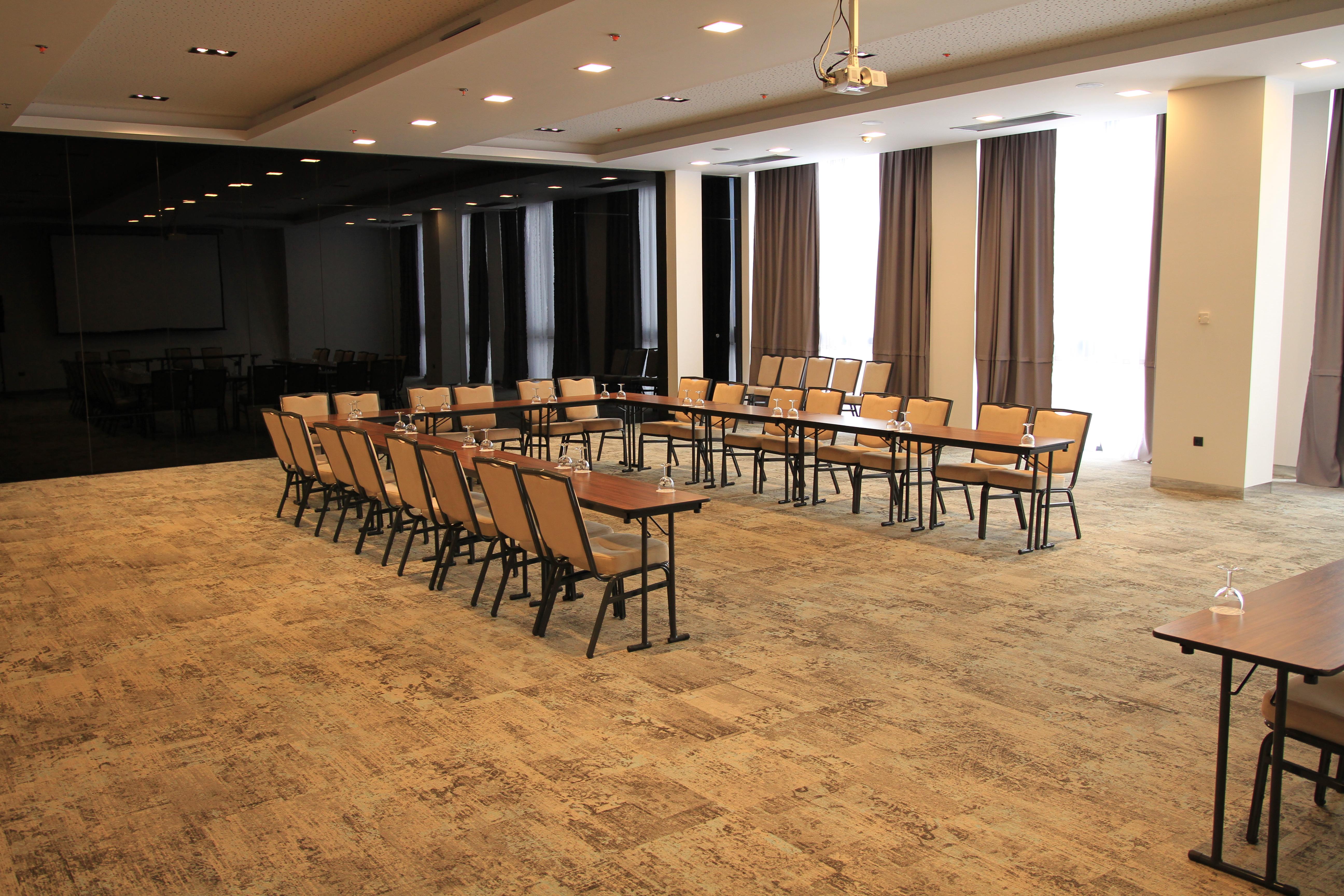 Hotel Hills Sarajevo Congress & Thermal Spa Resort Ilidža Ngoại thất bức ảnh A meeting room at the hotel