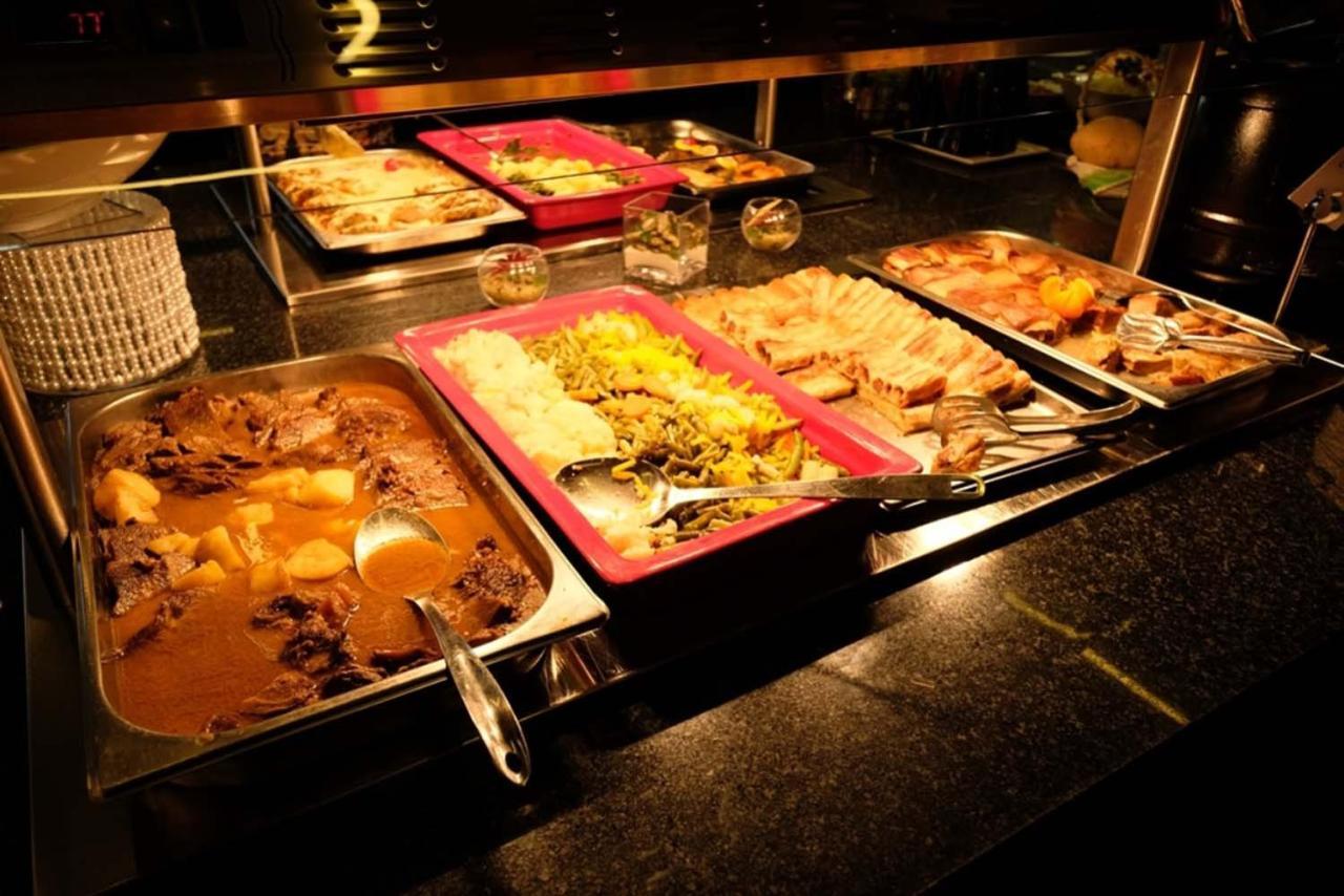 Hotel Hills Sarajevo Congress & Thermal Spa Resort Ilidža Ngoại thất bức ảnh A hot buffet